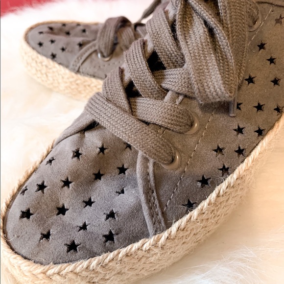 Universal Thread Star Sneakers - Picture 3 of 3
